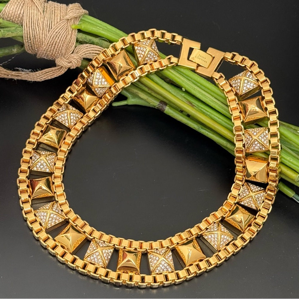 JUICY COUTURE Pave Stud Pyramid Box Gold Tone Chain Link Channel Necklace 265g.